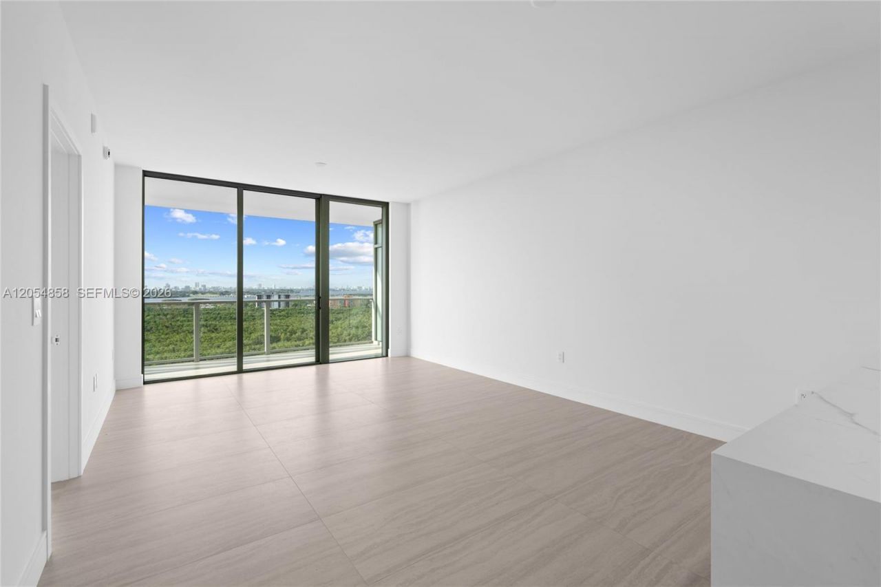 2411 Laguna Circle, Unit 1604, North Miami, FL 33181 Photo