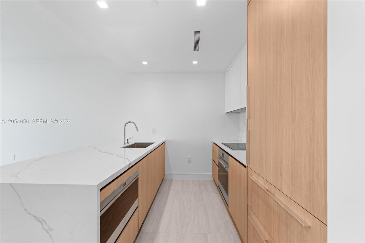 2411 Laguna Circle, Unit 1604, North Miami, FL 33181 Photo