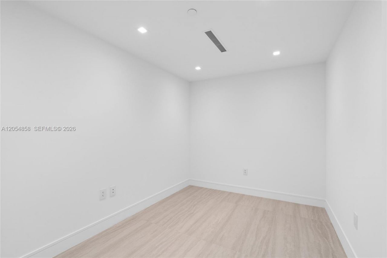 2411 Laguna Circle, Unit 1604, North Miami, FL 33181 Photo