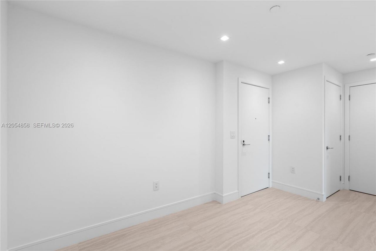 2411 Laguna Circle, Unit 1604, North Miami, FL 33181 Photo