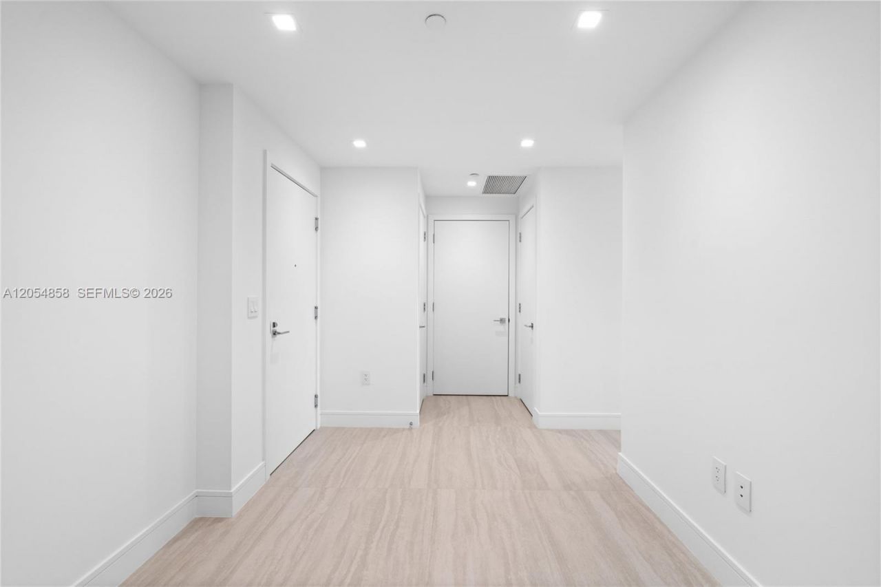 2411 Laguna Circle, Unit 1604, North Miami, FL 33181 Photo