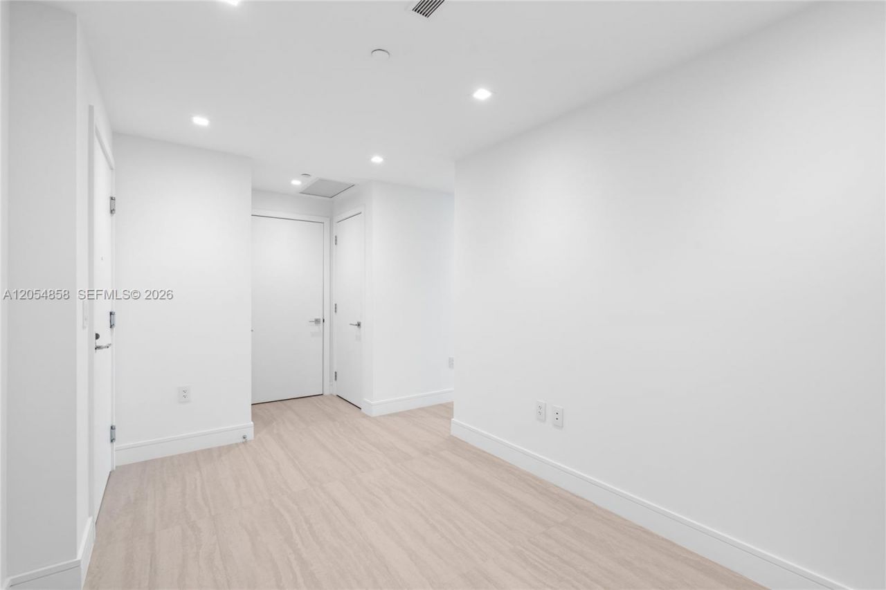 2411 Laguna Circle, Unit 1604, North Miami, FL 33181 Photo