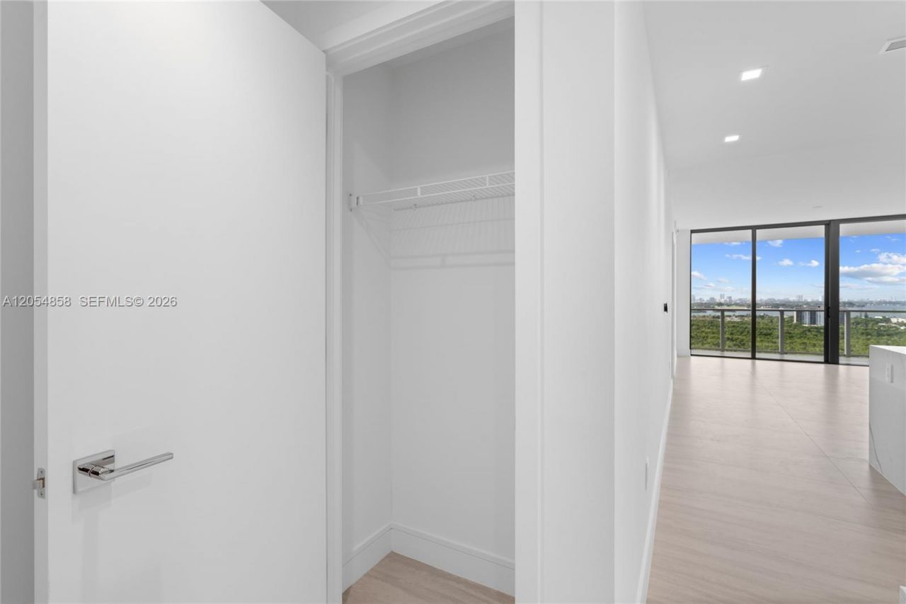 2411 Laguna Circle, Unit 1604, North Miami, FL 33181 Photo