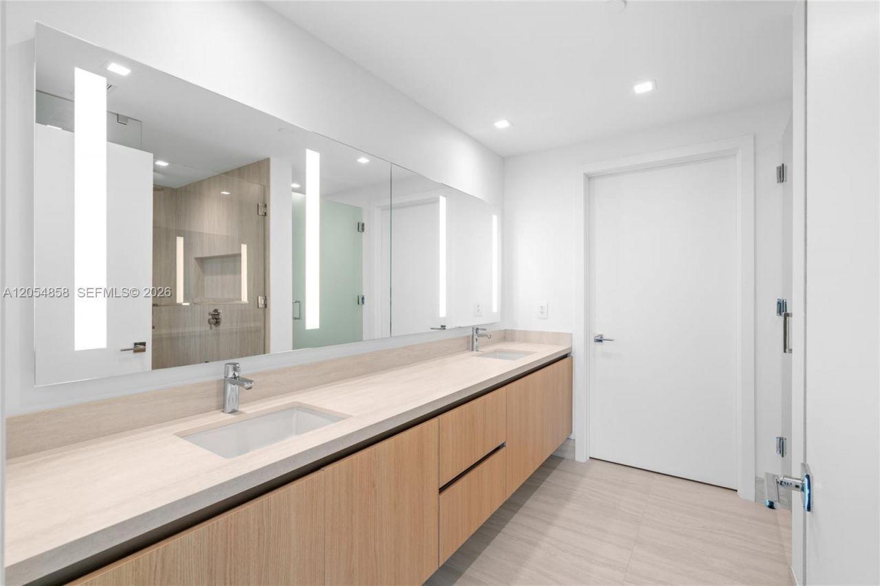 2411 Laguna Circle, Unit 1604, North Miami, FL 33181 Photo