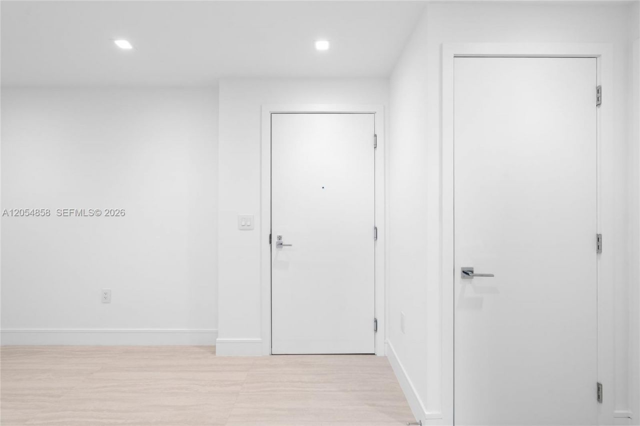 2411 Laguna Circle, Unit 1604, North Miami, FL 33181 Photo