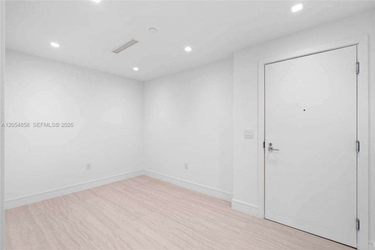 2411 Laguna Circle, Unit 1604, North Miami, FL 33181 Photo
