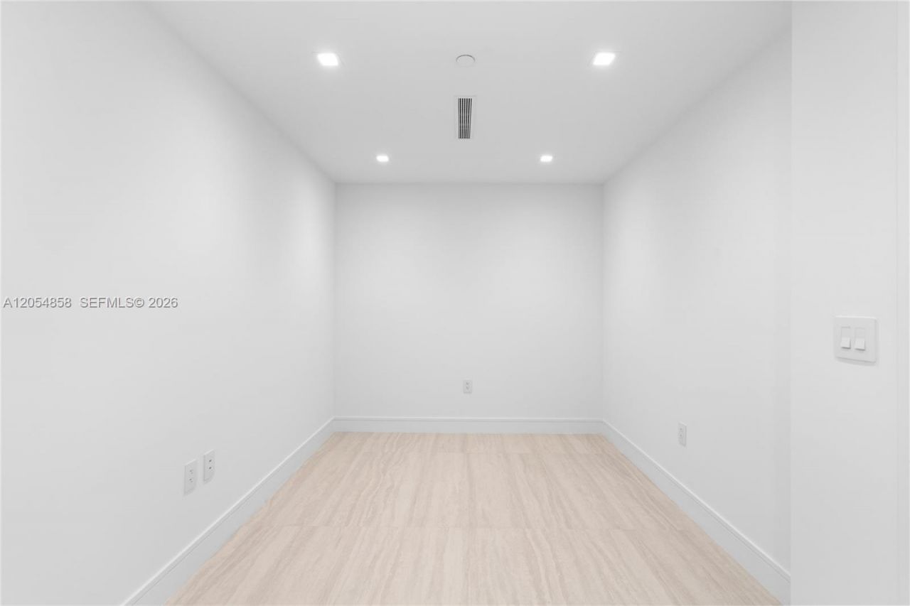 2411 Laguna Circle, Unit 1604, North Miami, FL 33181 Photo