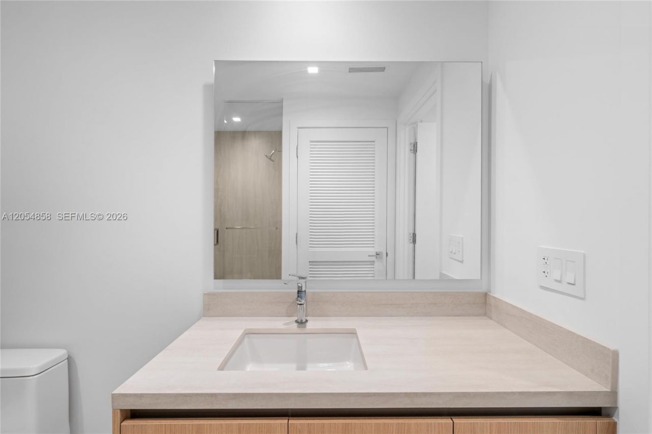 2411 Laguna Circle, Unit 1604, North Miami, FL 33181 Photo