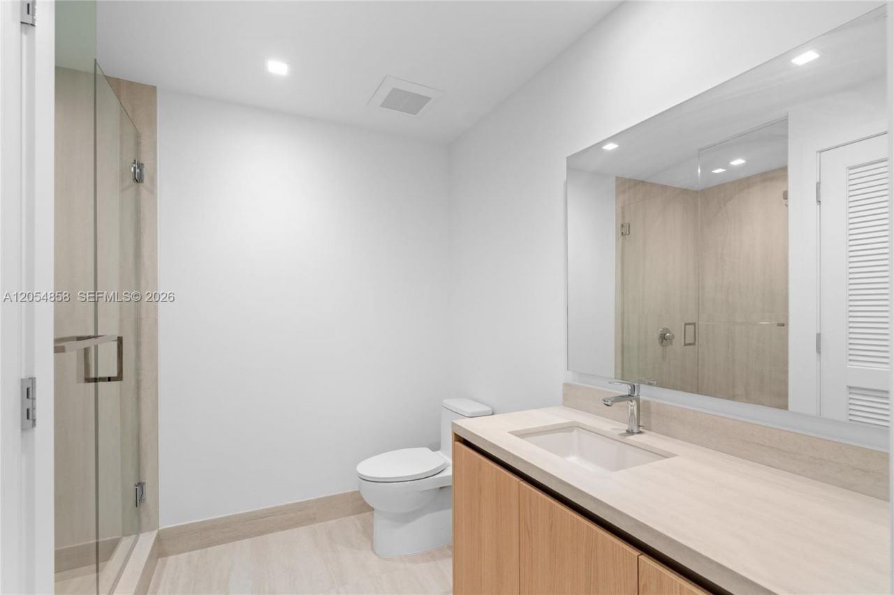 2411 Laguna Circle, Unit 1604, North Miami, FL 33181 Photo