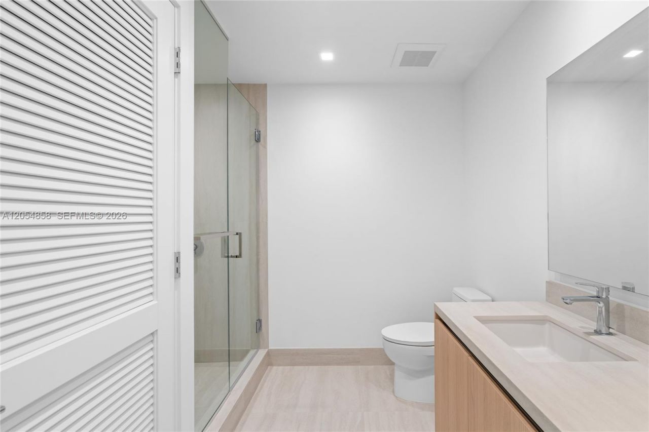 2411 Laguna Circle, Unit 1604, North Miami, FL 33181 Photo