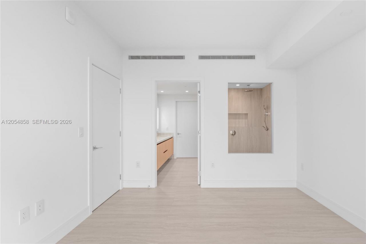 2411 Laguna Circle, Unit 1604, North Miami, FL 33181 Photo