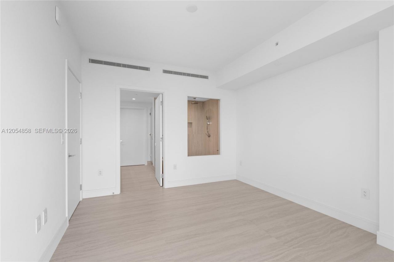 2411 Laguna Circle, Unit 1604, North Miami, FL 33181 Photo