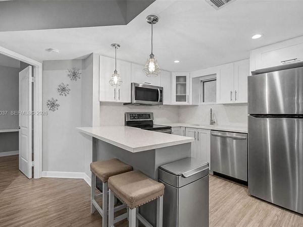 8290 Lake Dr, Unit 538, Doral, FL 33166