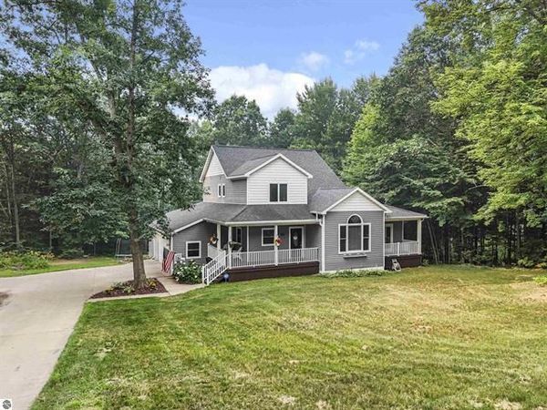 160 Hunters Ridge, Cadillac, MI 49601