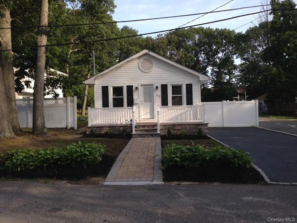 21 Kingdom Court , Ronkonkoma, NY 11779