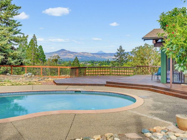 2076 Jasmine Avenue, Medford, OR 97501