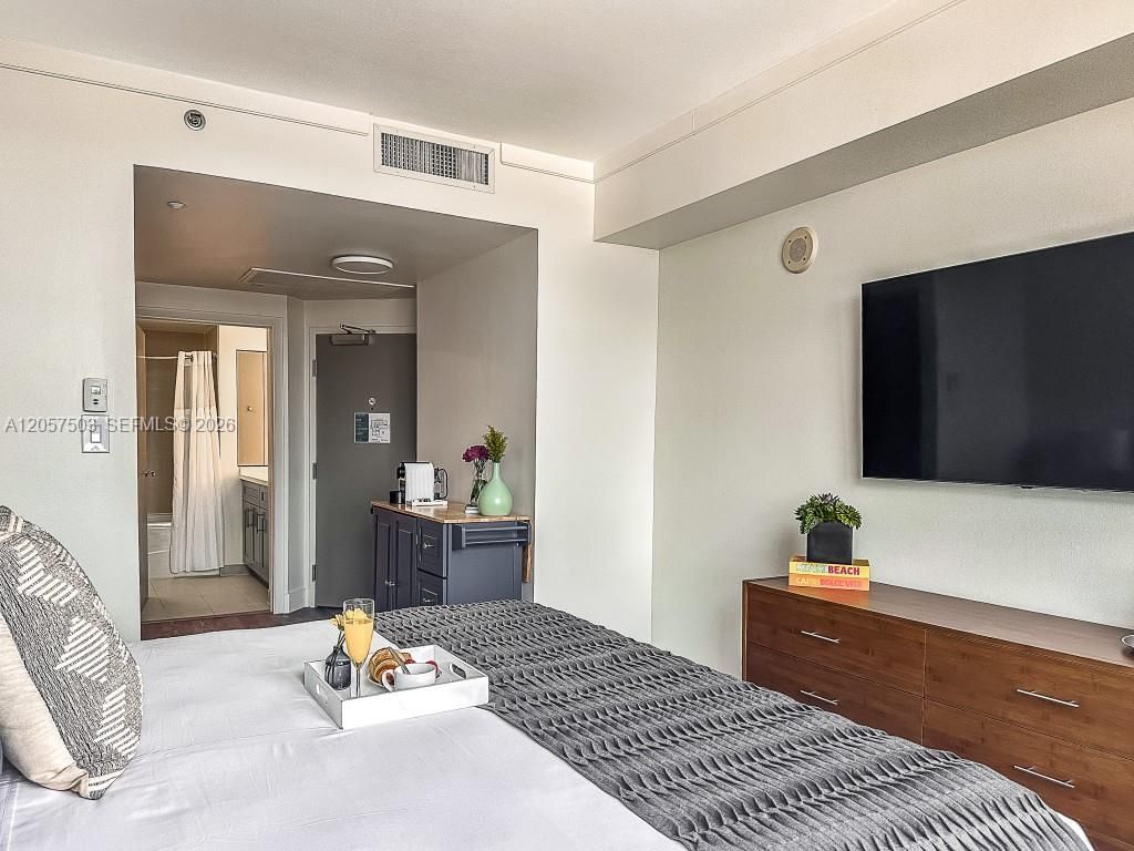 2889 Mcfarlane Rd , Unit 912, Miami, FL 33133 Photo