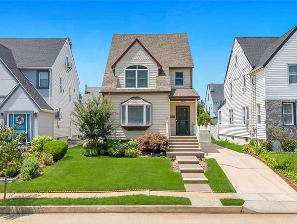 232 Locust Street , Valley Stream, NY 11581