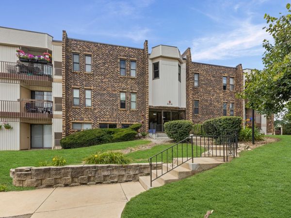 2216 Country Club Drive, Unit 24, Woodridge, IL 60517