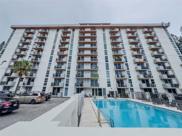 2075 NE 164th St, Unit 204, North Miami Beach, FL 33162