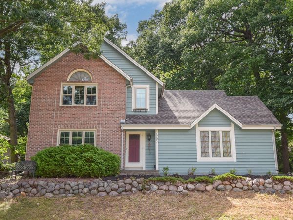 2902 Berkshire Dr, Waukesha, WI 53188