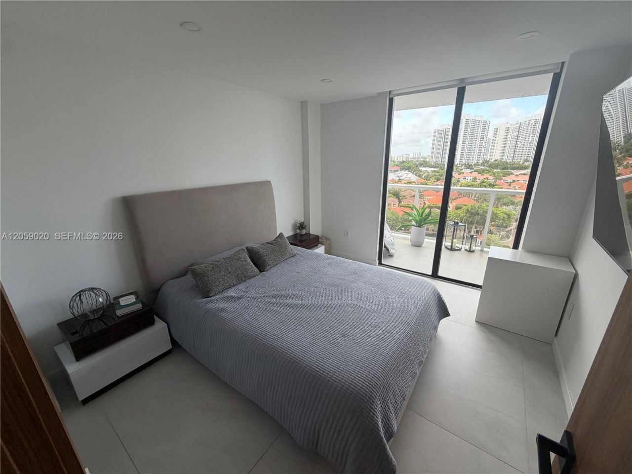 3701 N Country Club Dr, Unit 1209, Aventura, FL 33180 Photo