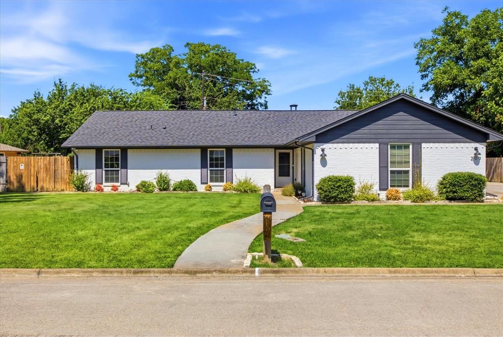 209 Diane Drive, Sanger, TX 76266 Main Photo