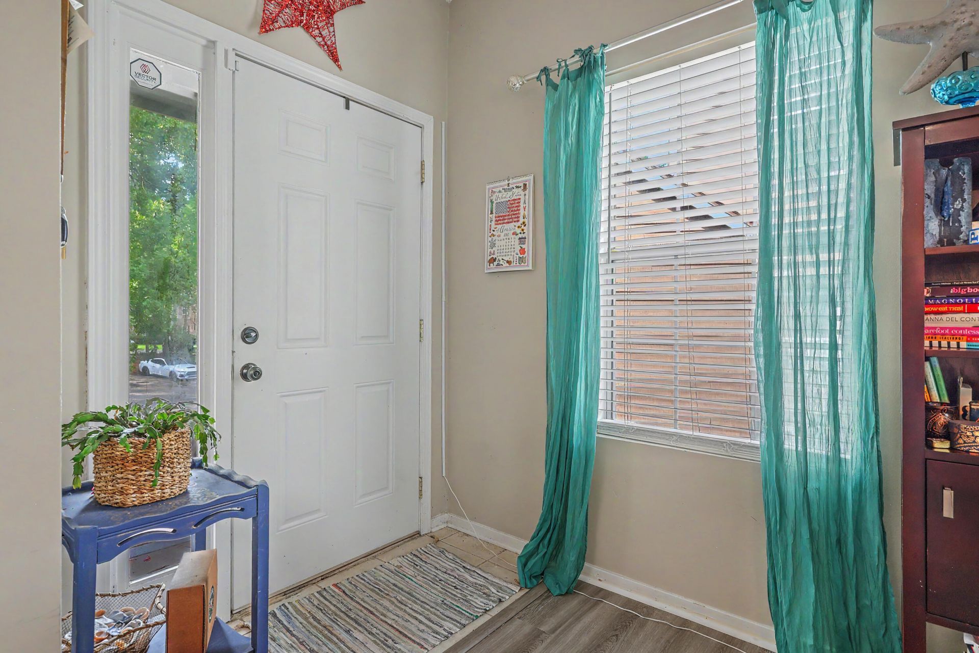 7910 Parklane Court Photo 4