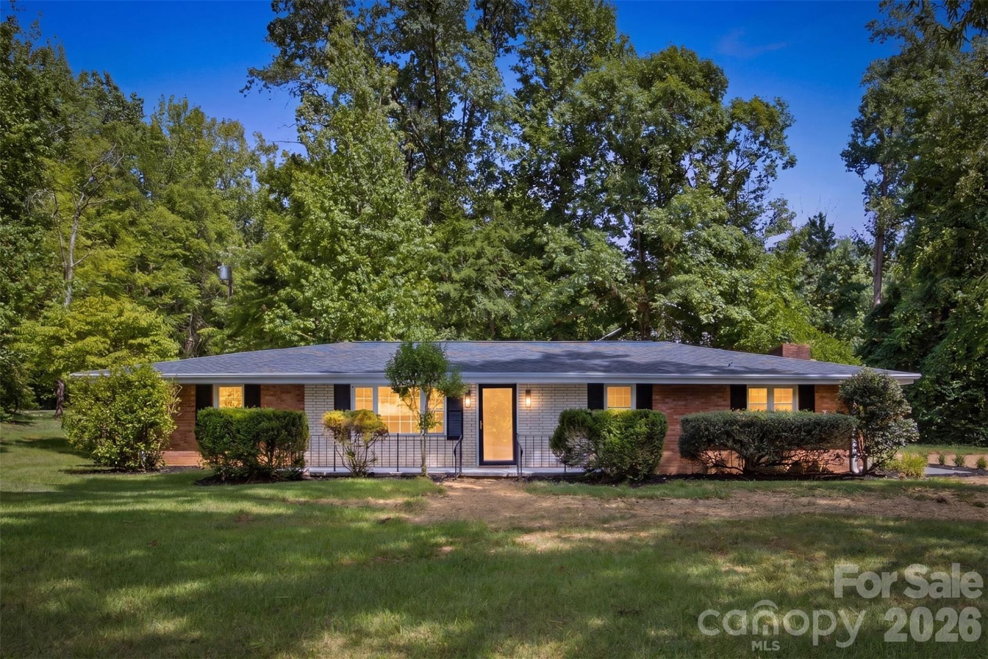 8223 Knollwood Circle, Charlotte, NC 28213 Main Photo