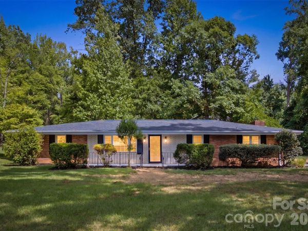 8223 Knollwood Circle, Charlotte, NC 28213