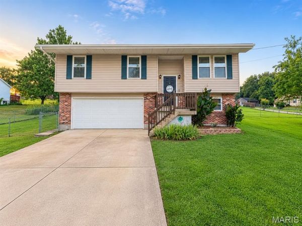 633 Woodridge Court , Villa Ridge, MO 63089