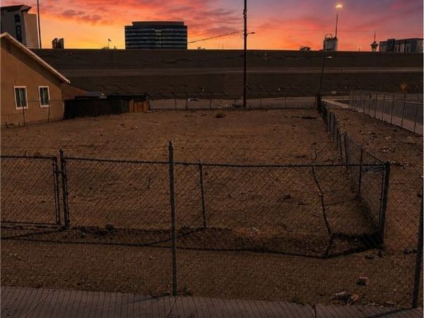 633 W McWilliams Avenue , Las Vegas, NV 89106