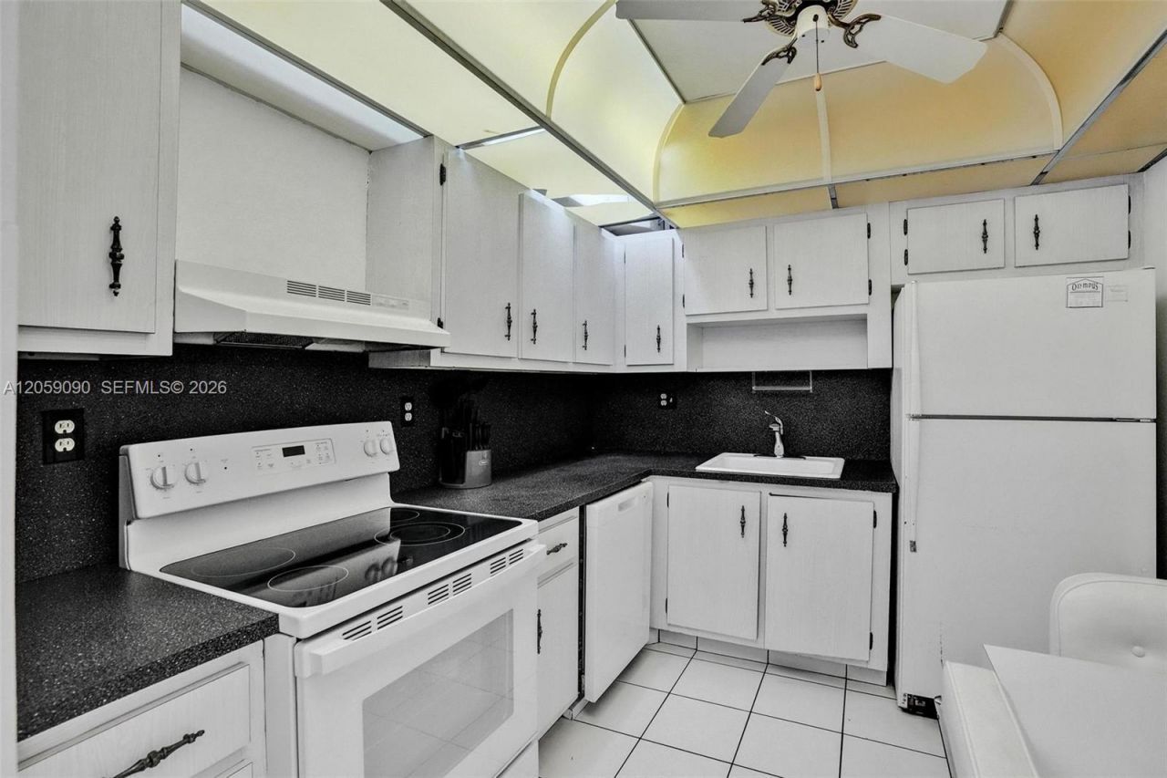 500 Three Islands Blvd, Unit 213, Hallandale Beach, FL 33009 Photo