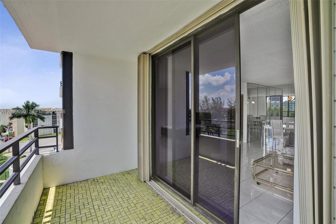 500 Three Islands Blvd, Unit 213, Hallandale Beach, FL 33009 Photo