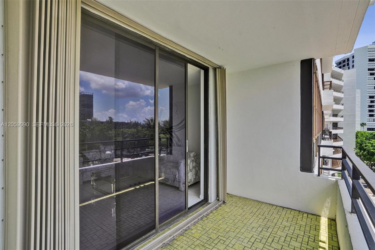 500 Three Islands Blvd, Unit 213, Hallandale Beach, FL 33009 Photo