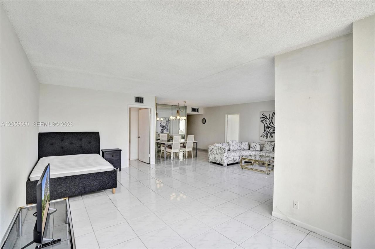 500 Three Islands Blvd, Unit 213, Hallandale Beach, FL 33009 Photo