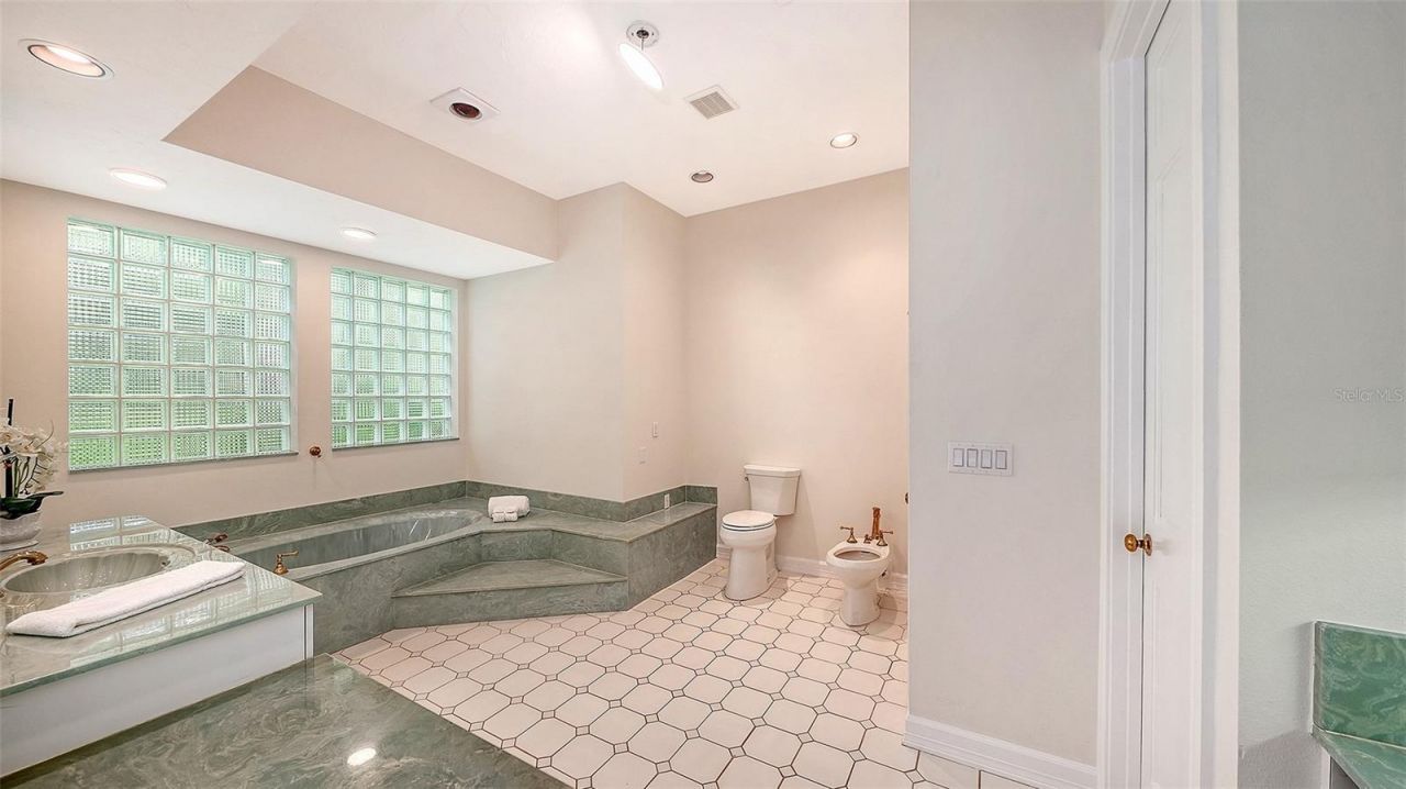 916 Macewen Drive, Osprey, FL 34229 Photo
