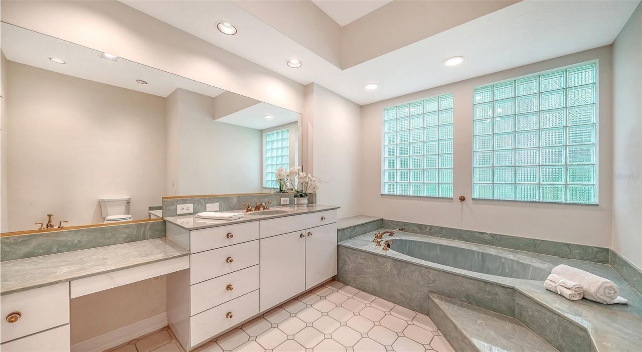 916 Macewen Drive, Osprey, FL 34229 Photo