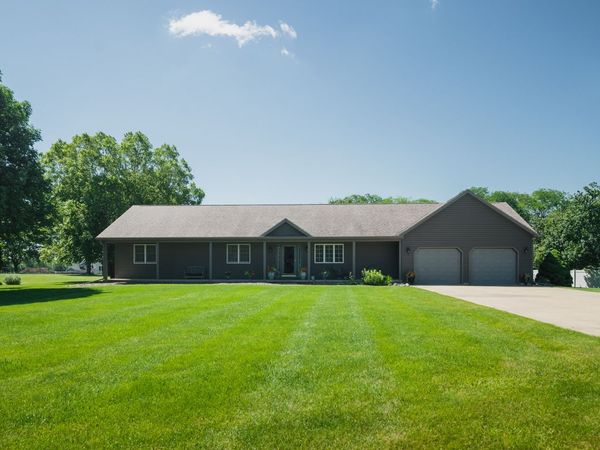 800 Burgess Drive , Utica, IL 61373