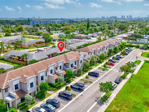 953 NE 211th St , Miami, FL 33179