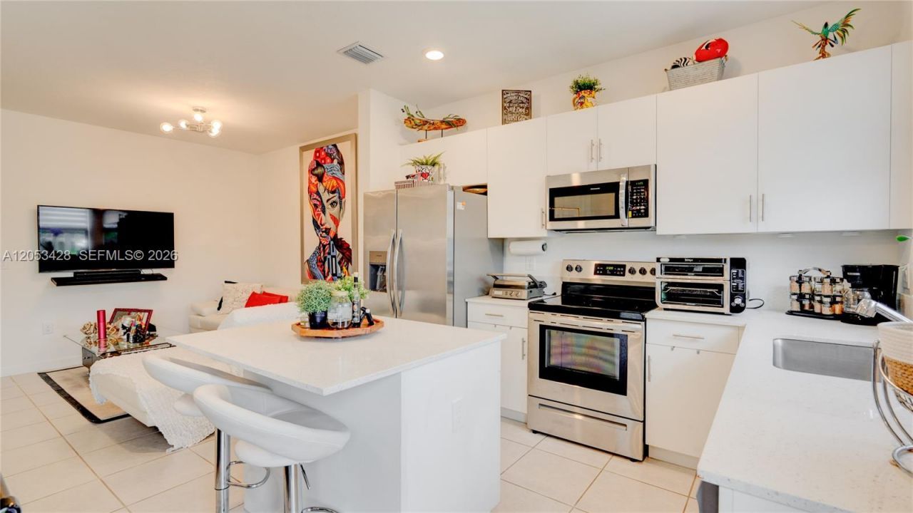 953 NE 211th St , Miami, FL 33179 Photo