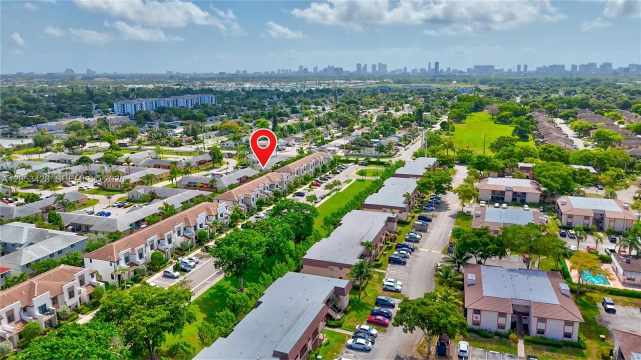 953 NE 211th St , Miami, FL 33179 Photo