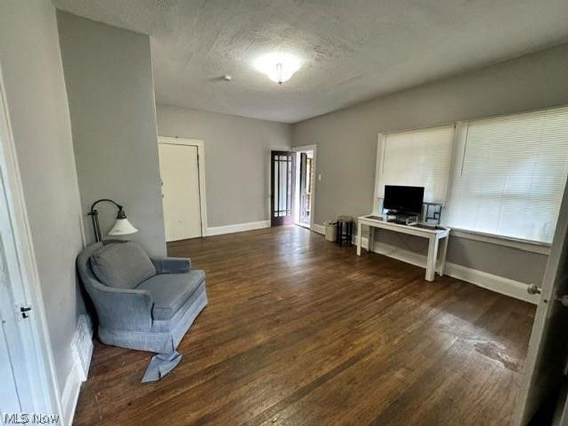 568 101 Street, Cleveland, OH 44108 Photo 2