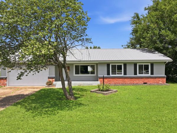 1611 W Fair Play Street , Bolivar, MO 65613