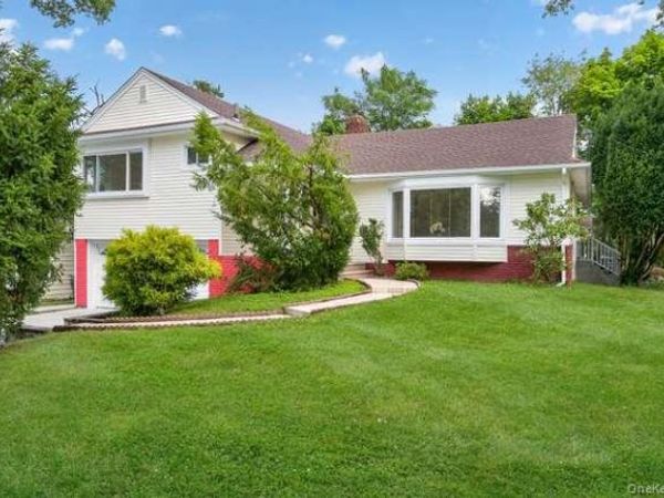 21 Oxford Boulevard, Great Neck, NY 11023