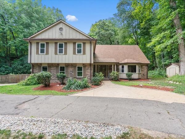 8115 Kiowa Trail, Hamburg Twp, MI 48169