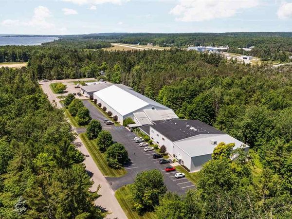 611 Woodview Dr, Harbor Springs, MI 49740