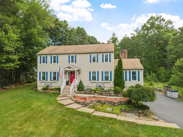 11 Ashley Drive, Londonderry, NH 03053