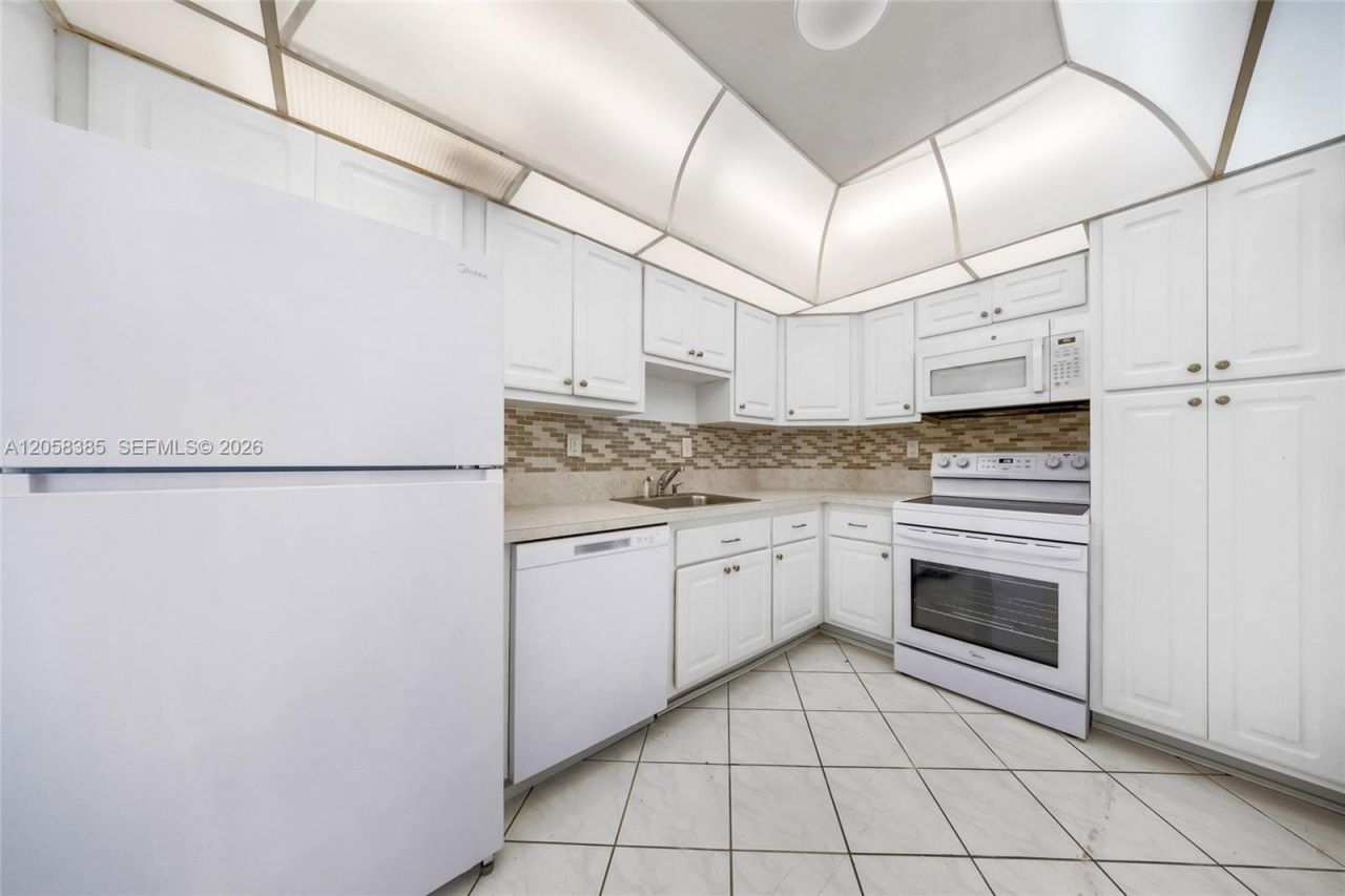 300 Bayview Dr , Unit 202, Sunny Isles Beach, FL 33160 Photo
