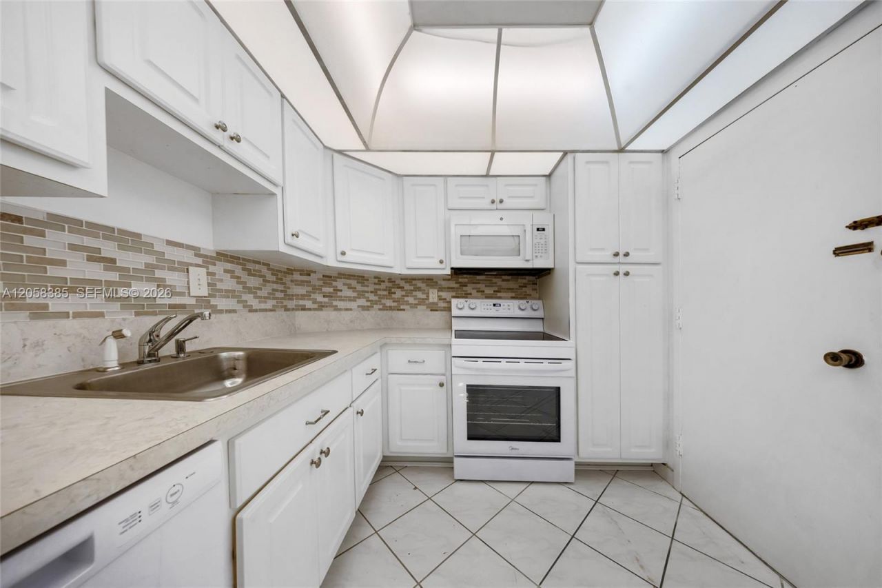 300 Bayview Dr , Unit 202, Sunny Isles Beach, FL 33160 Photo